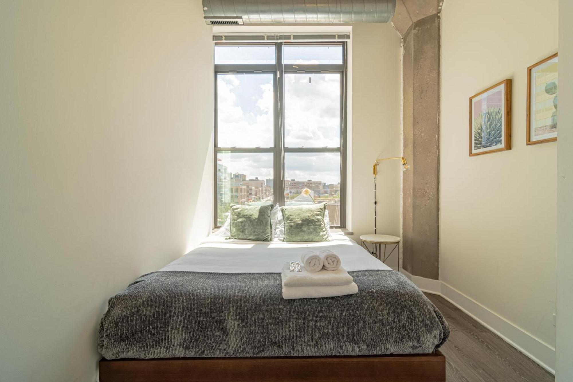 Bright 2Br Luxury Corner Suite With Optional Parking Sleeps 6 Guests Near Mccormick Place And Soldier Field Чикаго Экстерьер фото